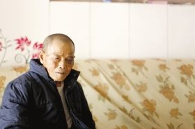 4月15日，劉爹爹的一只眼睛上有明顯的淤青。
