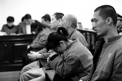 昨日，因涉嫌誘騙男網(wǎng)友進(jìn)行高額消費(fèi)，海淀區(qū)一咖啡廳負(fù)責(zé)人及“吧女”等14人受審。新京報記者 王貴彬 攝