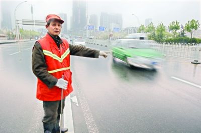 　肖慶旭師傅在事發(fā)地點講述經(jīng)過。記者李銳 攝