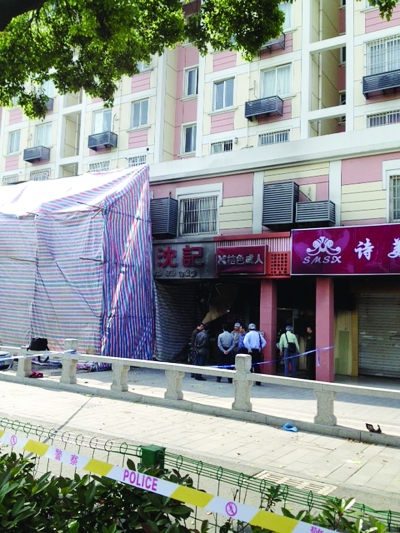 警方勘查事故現(xiàn)場。