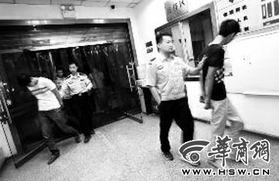三人搶劫孕婦后，被警方和群眾合力抓獲 王警/攝