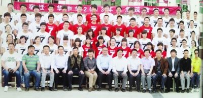 大家來(lái)找找，兩幅圖中有13人完全一致，你能找出來(lái)嗎？