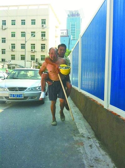 “謝謝，我們身上灰多，怕把車弄臟了”