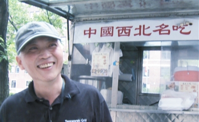 這是謝云峰在美國(guó)紐約街頭餐車前的視頻截圖。
