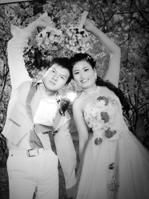 結(jié)婚照中的阿妮笑容燦爛，現(xiàn)實(shí)中，這對“跨國速成夫妻”還處在并不愉快的磨合過程中 本版均為資料圖片