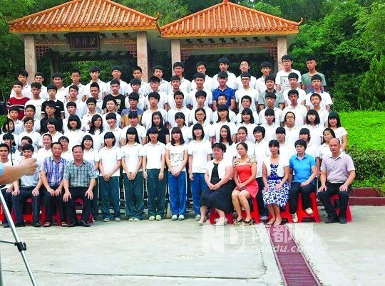 畢業(yè)照中間留出四個(gè)空位。