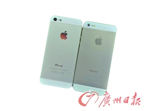 從背面看，真蘋果手機(jī)（左）的攝像頭要大一點(diǎn)，而且蘋果的Logo比較光亮，容易反光。