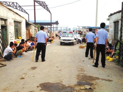 民警繳獲木棍。 讀者供圖
