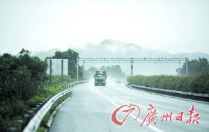 　當天事故發(fā)生的現(xiàn)場處于一個彎道，很多司機反映說來不及減速。