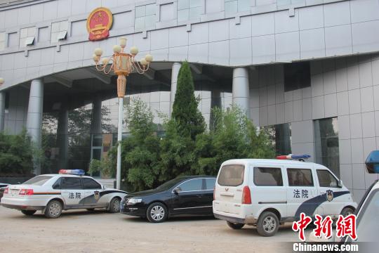 泊頭市人民法院院內(nèi)仍停有無牌制式警車，涉事人員與記者沖突地點(diǎn)僅距法院不足50米。穆玉良 攝