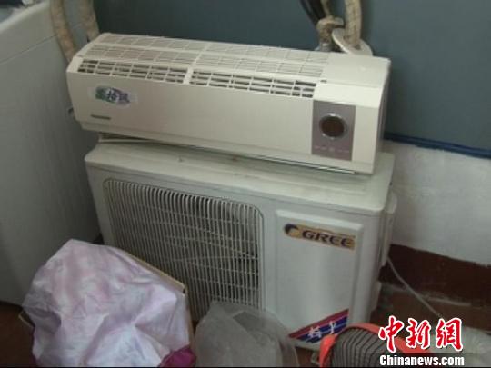 民警從嫌疑人家中搜到空調(diào)等生活用品。 拾冠之 攝