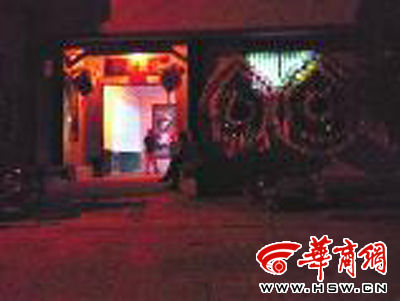 昨晚8時(shí)許，老人的大兒子的家正在辦喪事，屋外擺放著花圈 本報(bào)記者張超攝