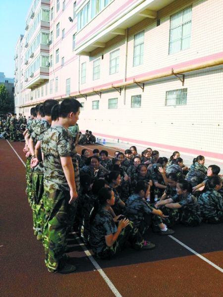 女孩們說，這道“人影陰涼”，為高中時代的記憶鑲上了一顆珍珠 網(wǎng)友供圖
