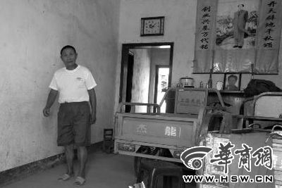 8月16日，在家中接受監(jiān)外執(zhí)行4年刑期的汪衛(wèi)國（化名）剛剛送走家訪的法官。
