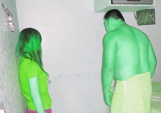 高雄黃姓男子(右)懷疑女友在“喇叭店”兼差，前往調查順便消費時被警方逮個正著。(圖／東森新聞)