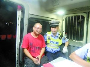 冉強(qiáng)開心地接受了民警的處罰和教育。高新區(qū)交巡警支隊供圖
