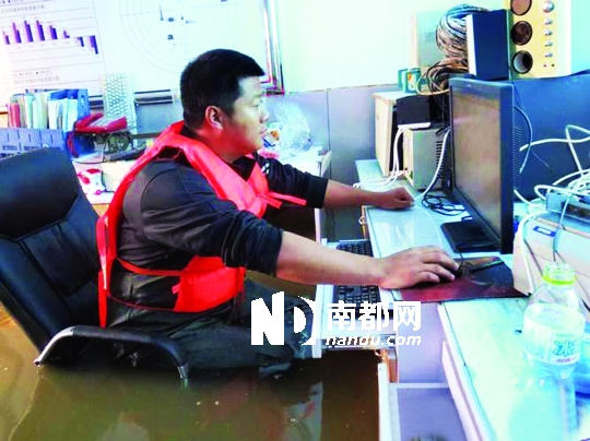 8月31日，黑龍江撫遠(yuǎn)氣象局人員在工作中，洪水已將椅座淹沒(méi)。圖片來(lái)源：中國(guó)氣象網(wǎng)
