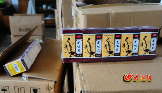 圖為民警現(xiàn)場(chǎng)被查獲的部分假藥。