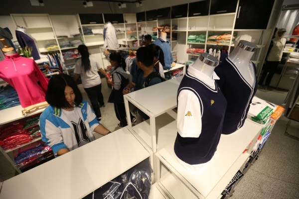 　9月12日，北京，十一學(xué)校在推出三大類、超過40款“最潮”校服，吸引學(xué)生搶購。