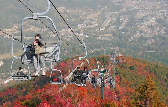 　香山公園“吊籃式”纜車除防護(hù)杠外，無其他防護(hù)措施。（資料圖）
