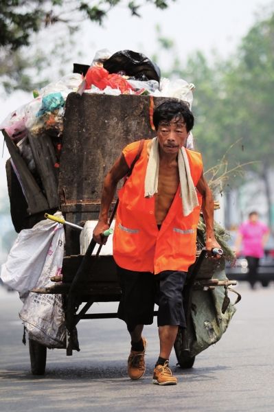 滿滿一車?yán)辽儆?00斤。本版圖文均據(jù)CFP