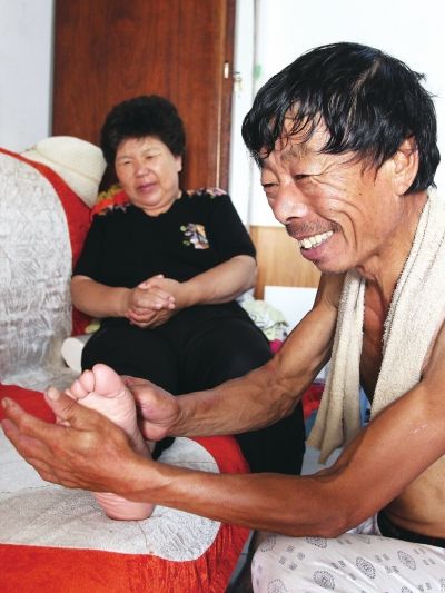 慈成富為老伴按摩。