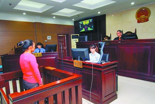    9月29日，萬州區(qū)人民法院，被告王桂娟（化名）在庭審現(xiàn)場。 重慶晨報記者 胡杰 實習(xí)生 黃敬坤 攝