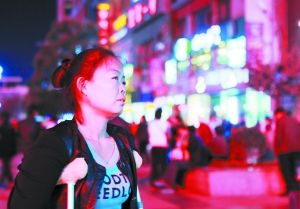 走在燈火闌珊的蘭州街頭，史女士迷茫無助。