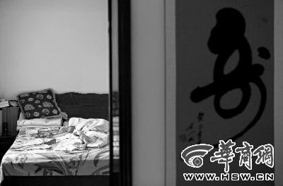 昨日，徐萬發(fā)躺在自家床上，鼻子插著氧氣管 記者張杰攝