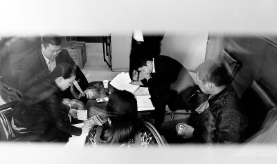 今天上午，喜隆多接待處內(nèi)，市場管理方與商戶核對租金和抵押金數(shù)目