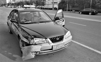 昨日，朝陽區(qū)林萃路，因連撞“克隆”車，的哥劉師傅的車輛受損送修。新京報記者 黃月 攝