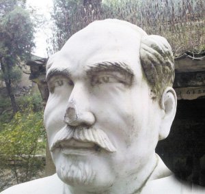 小廟前成了“塌塌鼻”的白求恩雕像。
