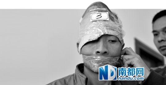 為了防止犯罪嫌疑人串供，民警用膠帶將犯罪嫌疑人的嘴封住。