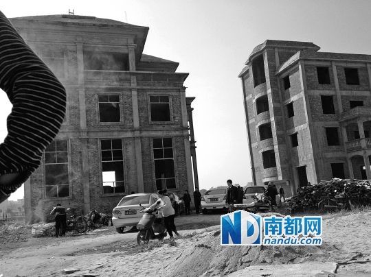 兩棟被舉報(bào)的違建樓下昨日一度聚集了超過(guò)百人，城管離開(kāi)后逐漸散去。南都記者張志韜實(shí)習(xí)生宋超攝