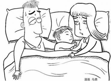 漫畫圖：男孩與父母同床睡。