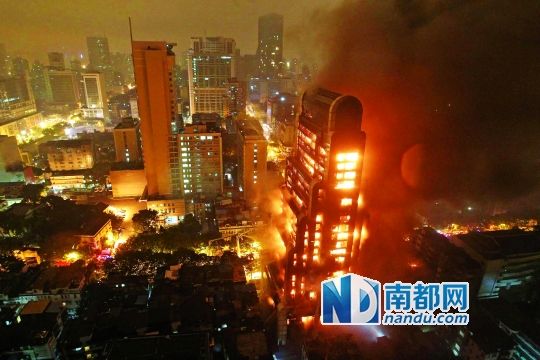昨晚近7時(shí)，廣州越秀區(qū)起義路217號(hào)建業(yè)大廈發(fā)生火災(zāi)?；饎?shì)猛烈，將整棟大樓都燒了個(gè)通透。