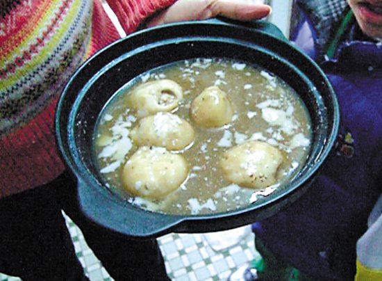 由于放置時間過久，鍋里的湯圓已經(jīng)非常大，湯圓皮上浮現(xiàn)很多白色物質(zhì)。