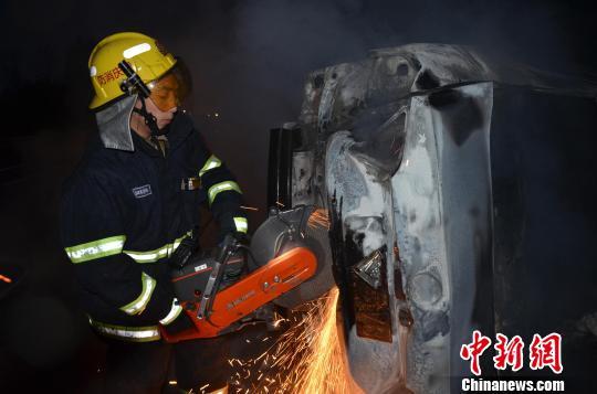 圖為消防人員破拆轎車，尋找4萬元現(xiàn)金。嚴光濤 攝