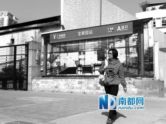 不少行人將這幅畫誤認(rèn)為是真地鐵站。南都記者 單小亮 攝
