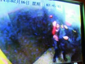 男子尾隨侯某進入電梯。