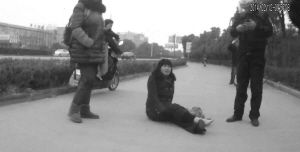 鄭大姐坐在地上，警方趕到進行施救。（視頻截圖由警方提供）