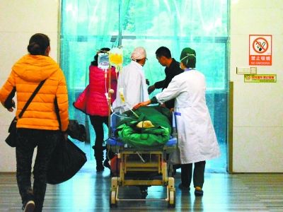 受傷女孩做完手術(shù)被送往重癥監(jiān)護(hù)室。記者楊濤 攝