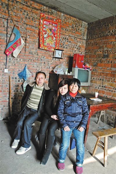 超生女謝先梅(中)、養(yǎng)父謝運才（左）、謝運才的嫂子唐富秀