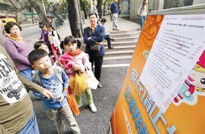 昨日，中華路小學(xué)貼出告示，提醒家長(zhǎng)不要相信傳言。