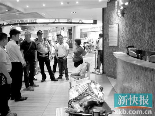 昨日，劉姐的行為引來眾人圍觀，警方再次到場進行調解。