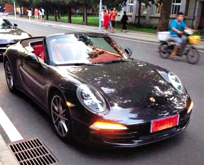 近日，一組“北體大畢業(yè)典禮豪車云集堪比車展”組圖在網(wǎng)絡(luò)爆紅。網(wǎng)絡(luò)截圖