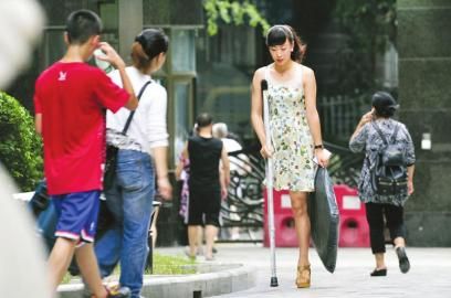7月11日，阿依穿著高跟鞋在小區(qū)拿快遞。