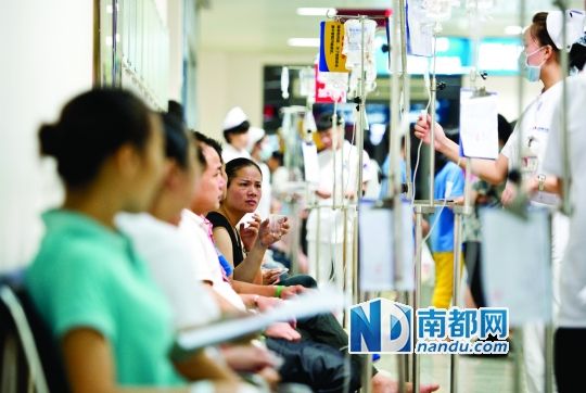 醫(yī)院走道坐滿了打吊針的員工。