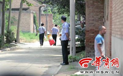 昨日，西安市閻良區(qū)譚家村，警方在事發(fā)的孫某家里勘查現(xiàn)場后，將提取的物證帶走 記者 黃利健 攝