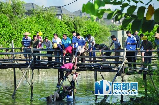 救援人員合力打撈起落水女孩，后經(jīng)醫(yī)護(hù)人員確認(rèn)已經(jīng)死亡。受訪者供圖